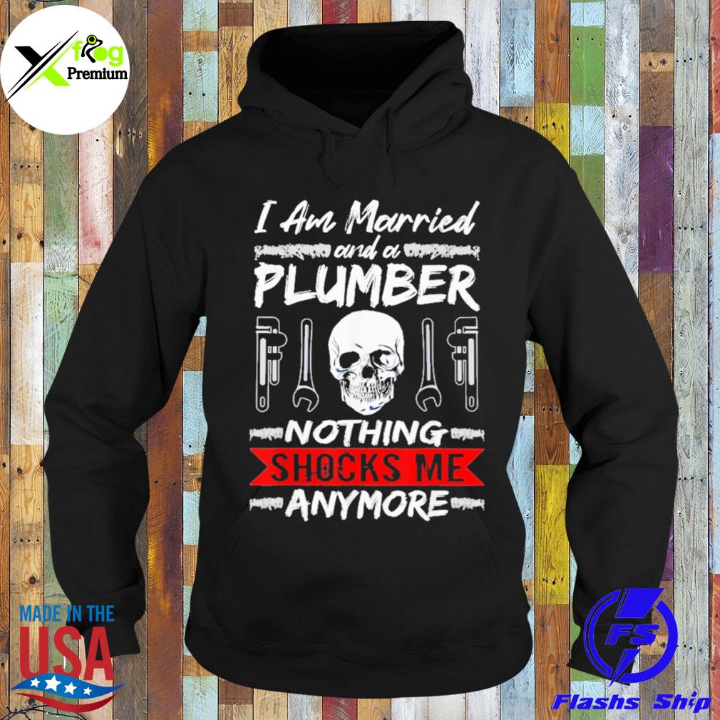 Skull I am married and a plumber nothing shocks me anymore s Hoodie